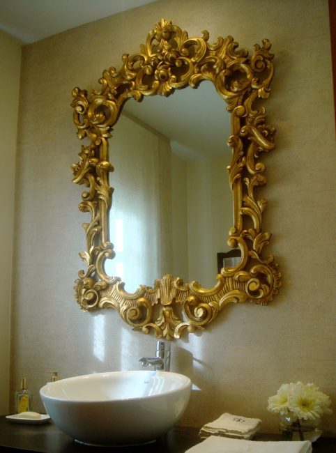 Baño-espejo-dorado